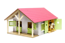 Afbeelding in Gallery-weergave laden, Kids Globe paardenstal hout met 2 boxen en berging roze 1:24
