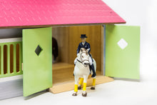 Afbeelding in Gallery-weergave laden, Kids Globe paardenstal hout met 2 boxen en berging roze 1:24
