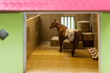 Afbeelding in Gallery-weergave laden, Kids Globe paardenstal hout met 2 boxen en berging roze 1:24
