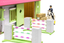 Afbeelding in Gallery-weergave laden, Kids Globe paardenstal hout met 2 boxen en berging roze 1:24
