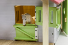 Afbeelding in Gallery-weergave laden, Kids Globe paardenstal hout met 2 boxen en berging roze 1:24

