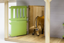 Afbeelding in Gallery-weergave laden, Kids Globe paardenstal hout met 2 boxen en berging roze 1:24
