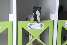 Afbeelding in Gallery-weergave laden, Kids Globe paardenstal hotel met 12 boxen 1:24

