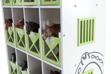 Afbeelding in Gallery-weergave laden, Kids Globe paardenstal hotel met 12 boxen 1:24
