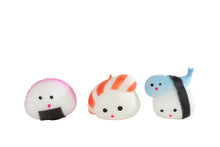 Afbeelding in Gallery-weergave laden, Fidget toys squeezie - Kawaii fidget sushi vriendjes 3 stuks 5cm in takeaway doosje 9cm
