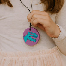 Afbeelding in Gallery-weergave laden, Jellystone Designs kauwsieraden - Kauwhanger Dino paars petrol
