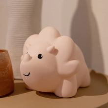 Afbeelding in Gallery-weergave laden, Atelier Piere Junior - Juliette dino LED nachtlampje - Fuzzy roze
