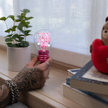Afbeelding in Gallery-weergave laden, Legami Valentijn - Decorative lightbulb - Love is in the Air - Bulb Fiction
