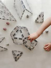 Afbeelding in Gallery-weergave laden, Connetix magnetic tiles - Clear starter pack 34 stuks
