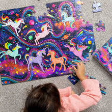 Afbeelding in Gallery-weergave laden, Crocodile Creek Holographic Foil puzzel 5+ 100 stukjes - Eenhoorn melkweg
