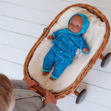 Afbeelding in Gallery-weergave laden, Djeco Pomea x Petit Pan kledingset pop 30-34 cm Mikado - DJ07753
