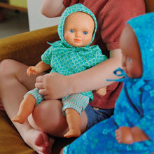 Afbeelding in Gallery-weergave laden, Djeco Pomea x Petit Pan kledingset pop 30-34 cm Zazen - DJ07755
