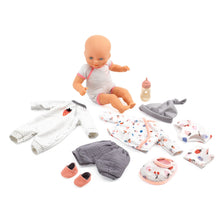 Afbeelding in Gallery-weergave laden, Adalind De Wachter 🩷 Djeco baby pop met accessoires Vanille&#39;s koffer - DJ07866
