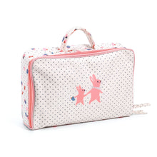 Afbeelding in Gallery-weergave laden, Adalind De Wachter 🩷 Djeco baby pop met accessoires Vanille&#39;s koffer - DJ07866

