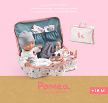 Afbeelding in Gallery-weergave laden, Adalind De Wachter 🩷 Djeco baby pop met accessoires Vanille&#39;s koffer - DJ07866

