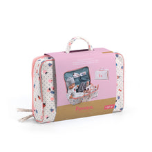 Afbeelding in Gallery-weergave laden, Adalind De Wachter 🩷 Djeco baby pop met accessoires Vanille&#39;s koffer - DJ07866
