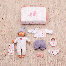 Afbeelding in Gallery-weergave laden, Adalind De Wachter 🩷 Djeco baby pop met accessoires Vanille&#39;s koffer - DJ07866
