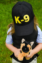 Afbeelding in Gallery-weergave laden, Great Pretenders K9 unit politie set met vest, pet en pluche puppy - maat 5/6 jaar - 80795
