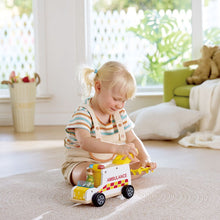 Afbeelding in Gallery-weergave laden, Hape Toys- Rapid Response Toy Ambulance, interactieve ziekenwagen - E3091
