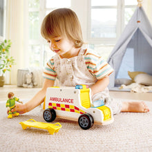 Afbeelding in Gallery-weergave laden, Hape Toys- Rapid Response Toy Ambulance, interactieve ziekenwagen - E3091
