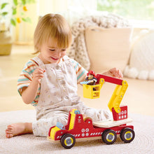 Afbeelding in Gallery-weergave laden, Hape Toys - Siren &amp; Lights Toy Fire Truck, interactieve brandweerwagen - E3090
