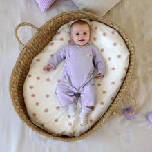 Afbeelding in Gallery-weergave laden, Lässig romper pyjama / kruippakje GOTS pastel lila - maat 50/56
