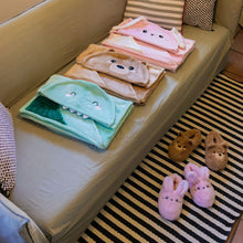 Afbeelding in Gallery-weergave laden, Legami Cosy Hugs! - Hooded blanket - Dino
