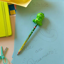 Afbeelding in Gallery-weergave laden, Legami Potlood met squishy dino "Rooarrr!" - Squeezies
