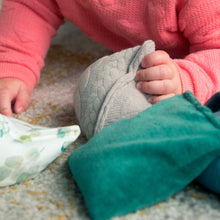 Afbeelding in Gallery-weergave laden, Little Botanic Label - Sensorische pittenzakjes - Green Jeans - 7 stuks
