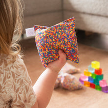 Afbeelding in Gallery-weergave laden, Little Botanic Label - Sensorische pittenzakjes 7 stuks - regenboog + confetti regenboog
