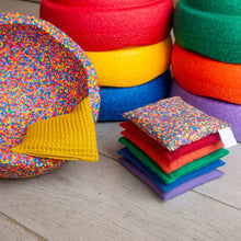 Afbeelding in Gallery-weergave laden, Little Botanic Label - Sensorische pittenzakjes 7 stuks - regenboog + confetti regenboog
