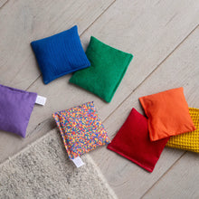 Afbeelding in Gallery-weergave laden, Little Botanic Label - Sensorische pittenzakjes 7 stuks - regenboog + confetti regenboog

