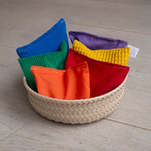 Afbeelding in Gallery-weergave laden, Little Botanic Label - Sensorische pittenzakjes 7 stuks - regenboog + confetti regenboog
