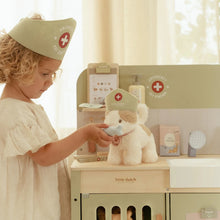 Afbeelding in Gallery-weergave laden, Little Dutch houten dierenarts praktijk speelset - LD2546
