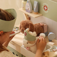 Afbeelding in Gallery-weergave laden, Little Dutch houten dierenarts praktijk speelset - LD2546
