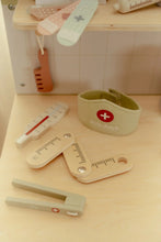 Afbeelding in Gallery-weergave laden, Little Dutch houten dierenarts praktijk speelset - LD2546
