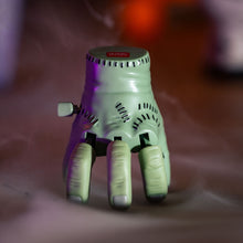 Afbeelding in Gallery-weergave laden, Legami Halloween - Mini Wind-Up Zombie Hand - The Mini Walking Hand
