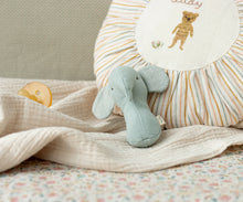 Afbeelding in Gallery-weergave laden, Maileg Lullaby friends, olifant rammelaar Light dusty blue 16-4703-01
