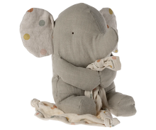 Afbeelding in Gallery-weergave laden, Maileg Lullaby friends muziekdoosje Olifant Iron-Grey 24 cm 16-4971-00
