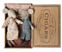 Afbeelding in Gallery-weergave laden, Maileg Oma en opa muizen in een sigarendoos 17-6303-00
