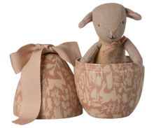 Afbeelding in Gallery-weergave laden, Maileg Paasei met mini-lammetje, klein - Poeder 18-6202-00
