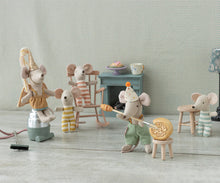 Afbeelding in Gallery-weergave laden, Maileg Clownskleding in koffer, kleine broer muis 17-4103-00
