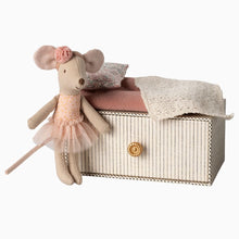 Afbeelding in Gallery-weergave laden, Maileg ballerina dans muis in daybed kleine zus 17-4106-00
