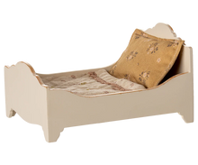 Afbeelding in Gallery-weergave laden, Maileg bed voor muis off white 11-5004-00
