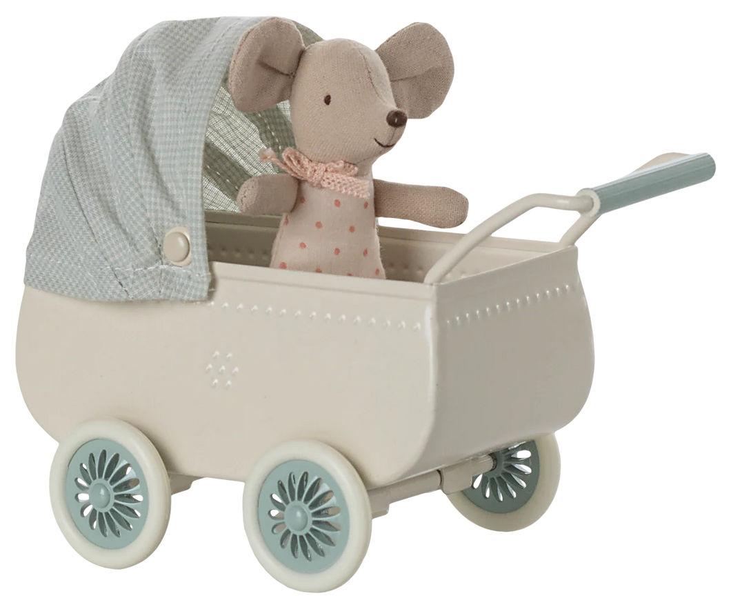 Maileg kinderwagen met baby muis Mint 11-5103-00