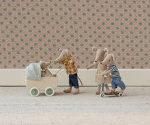 Afbeelding in Gallery-weergave laden, Maileg kinderwagen met baby muis Mint 11-5103-00
