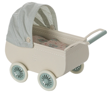 Afbeelding in Gallery-weergave laden, Maileg kinderwagen met baby muis Mint 11-5103-00

