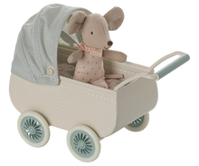 Afbeelding in Gallery-weergave laden, Maileg kinderwagen met baby muis Mint 11-5103-00
