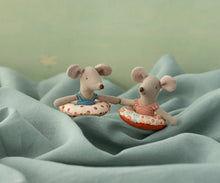 Afbeelding in Gallery-weergave laden, Maileg strand muis met zwembad dots, kleine zus muis 17-5102-01
