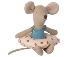 Afbeelding in Gallery-weergave laden, Maileg strand muis met zwembad dots, kleine zus muis 17-5102-01
